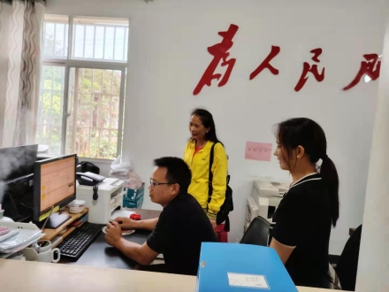 到永新社区检查土地流转台账