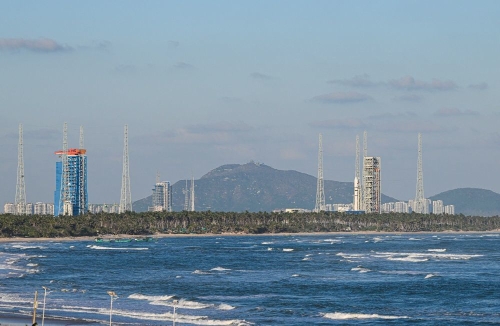 这是2024年11月30日在海南文昌拍摄的海南商业航天发射场一号发射工位（左）和二号发射工位（右）。新华社记者 蒲晓旭 摄