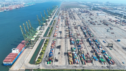 这是2025年6月20日拍摄的天津自贸区天津港东疆片区码头（无人机照片）。作为中国北方首个自贸试验区，天津自由贸易试验区于今年4月迎来挂牌十周年。新华社记者 孙凡越 摄