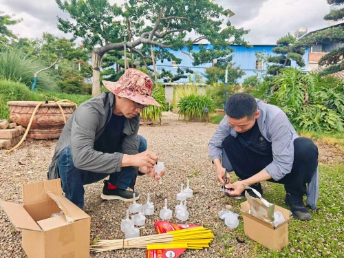 林业有害生物防治检疫站工作人员进行森林病虫害防治工作